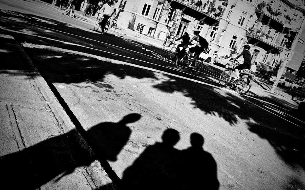 p_bw_cyclists-shadows_feature