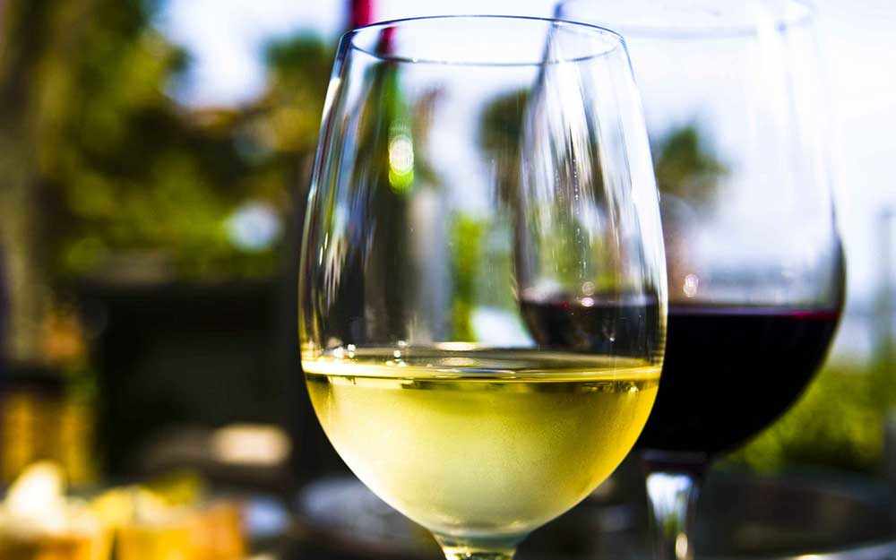 vin blanc sur rouge