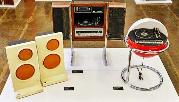 Musée des Ondes Emile Berliner – Left to right: RCA, Stereo Sound System, Model Forma 70 SFA 1094, design André Morin, 1969 RCA, Stereo Sound System, Model Forma 70 Cubiform II SFA 1095, design André Morin, 1972 RCA, Stereo Sound System, Model Forma 70 SFA 1091, design André Morin, 1969 RCA, Stereo Sound System, Model Forma 70 Cubiform IV SFA 1093, design André Morin, 1972 – WestmountMag.ca