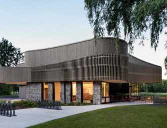 Un bâtiment en bois <br loading=