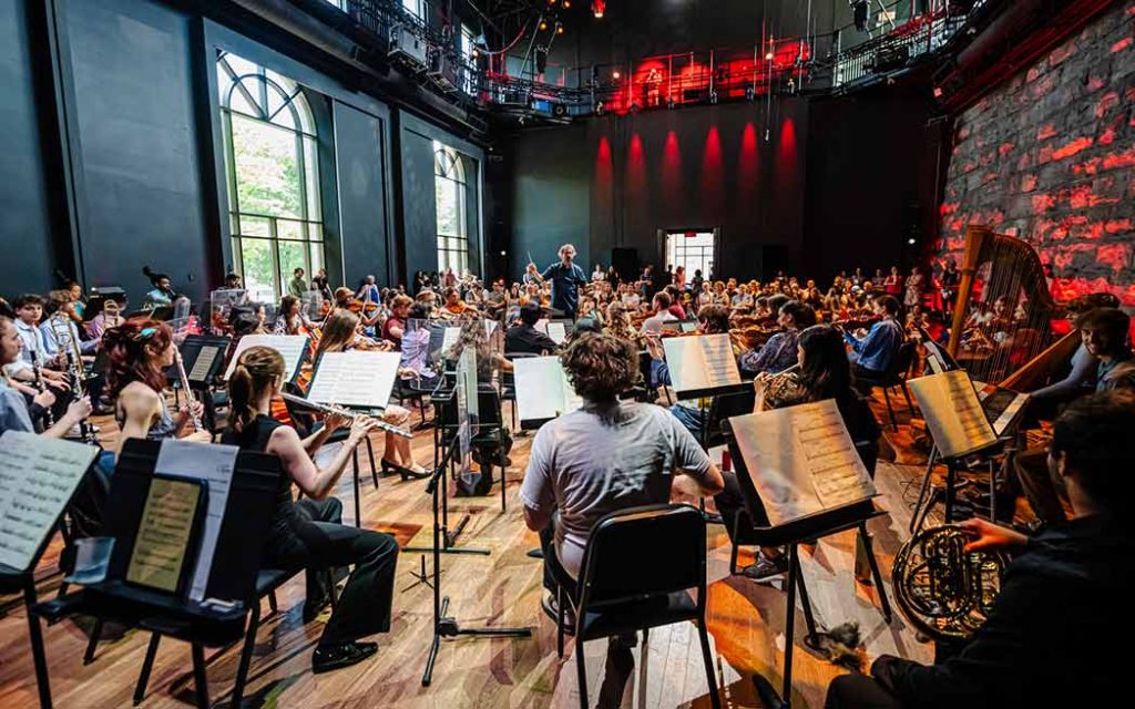L’Orchestre de la francophonie célèbre son 25e anniversaire avec une première saison sous la direction de Julien Proulx