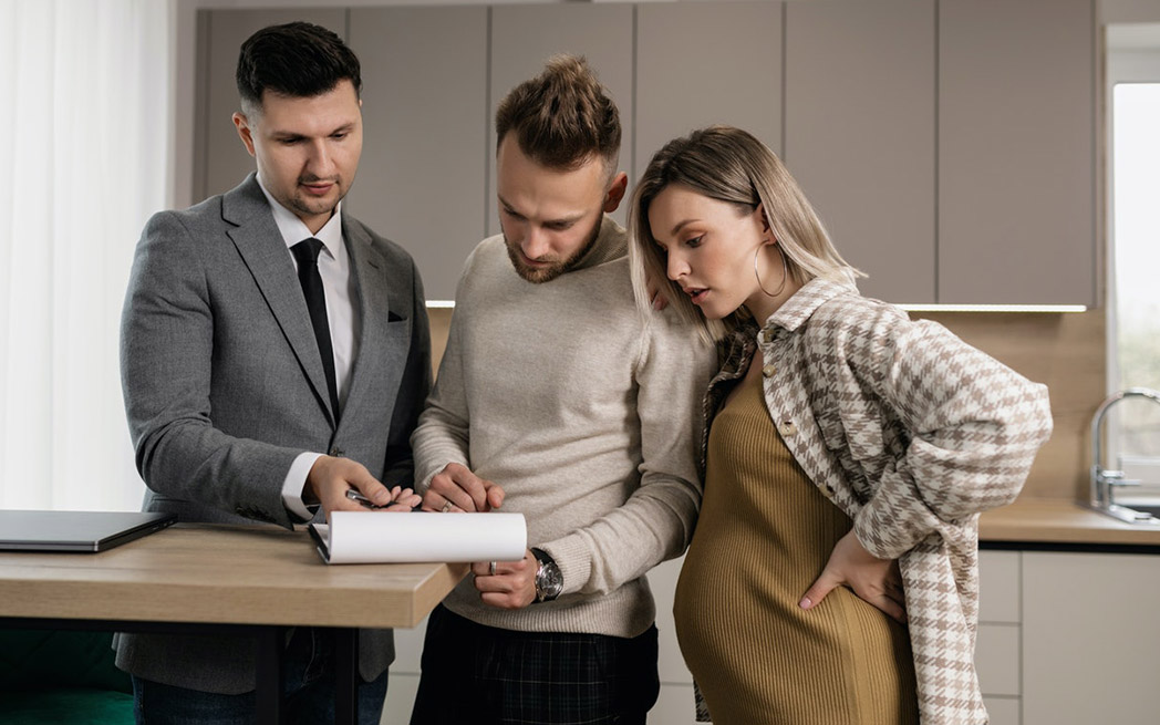 agent-signing-contract-with-couple