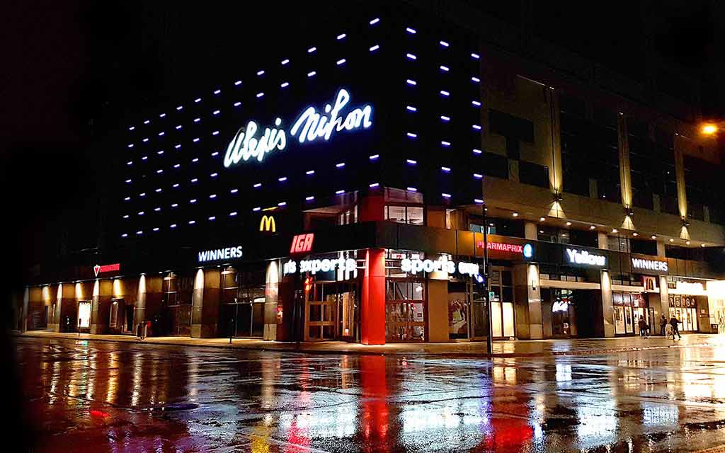 Alexis_Nihon_Plaza_at_night_1024