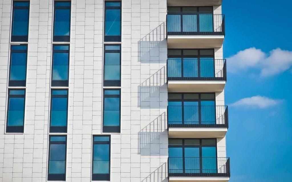 Bloc appartement - Appartment building with balconies – WestmountMag.ca