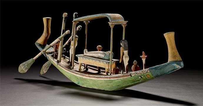Modèle de barque funéraire, XII e dynastie, vers 1985-1795 AEC, provenance inconnue, bois de figuier sycamore, EA 9525. © The Trustees of the British Museum