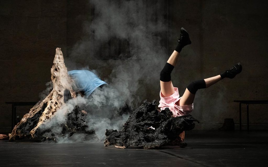 Black Lights, un ballet de danse contemporaine pour dire la violence faite aux femmes. Chorégraphie de Mathilde Monnier