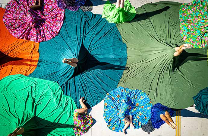 Feria FTA & Bosque – Festival TransAmériques (FTA)Du 29 au 31 mai 2026, l’esplanade Tranquille s’anime avec une fin de semaine festive organisée dans le cadre du 20ᵉ anniversaire du FTA : fêtes, ateliers de danse, heure du conte, projections de films et marché d’artisans sont au programme. Sur la place des Festivals, Bosque, œuvre de la chorégraphe Clarice Lima, compose une étrange forêt de jambes pointées vers le ciel avec une trentaine de Montréalais·e·s, transformant la ville en un tableau poétique et politique. 