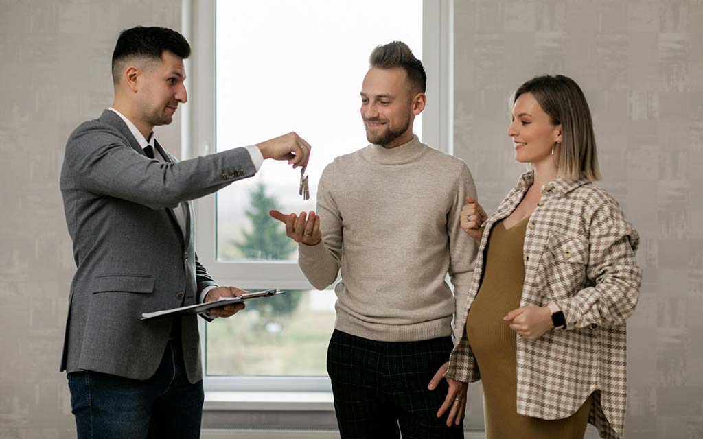 broker-with-clients_1024