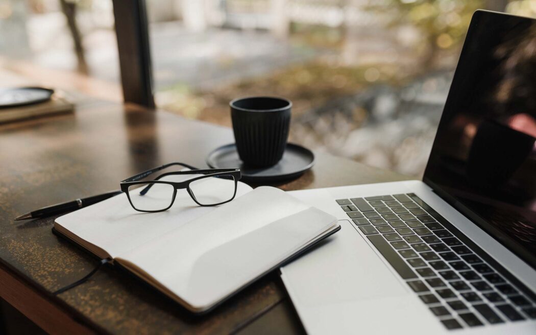 computer–arina-krasnikova-2096