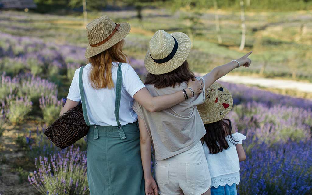 contemplatin-a-garden–anastasia-shuraeva_1024