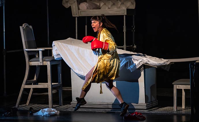 Dehors! Production Théâtre I.N.K. - Texte, mise en scène et interprétation Marilyn Perreault