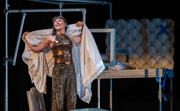 Dehors! Production Théâtre I.N.K. - Texte, mise en scène et interprétation Marilyn Perreault