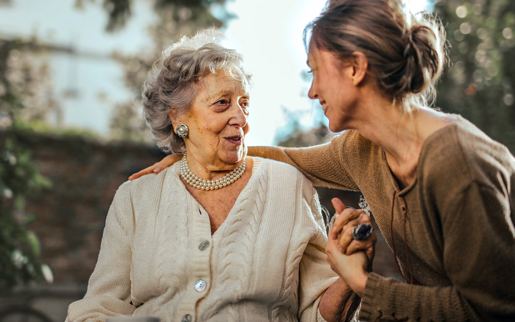 elderly-mother-and-daughter_westmountmag.ca