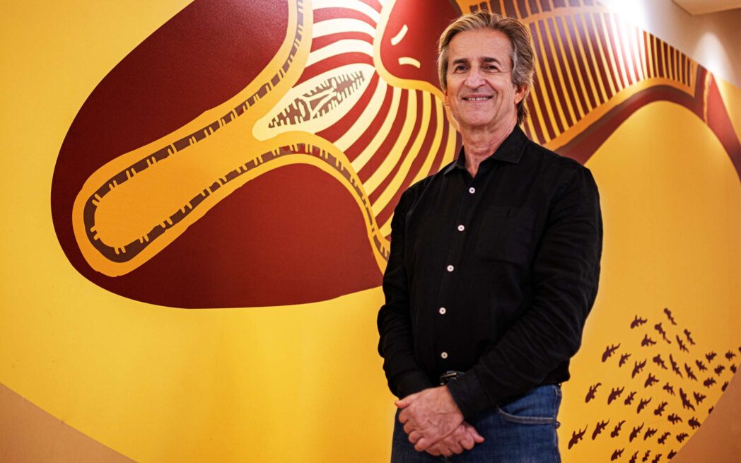 Alain Fournier, lauréat du prix Ernest-Cormier 2022 • photo : EVOQ • Oeuvre d'art : Tim Pitsiulak