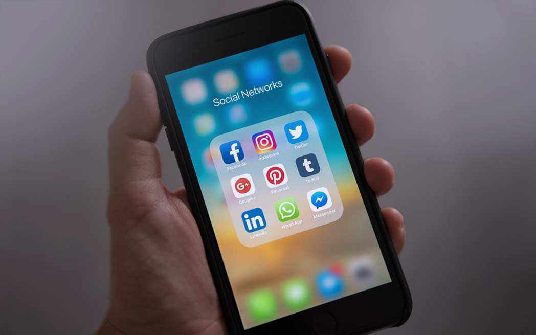 facebook_cell-phone_westmountmag