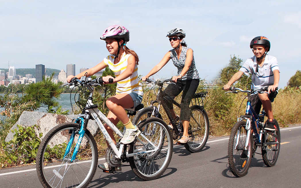 famille-sur-piste-cyclable_westmountmag