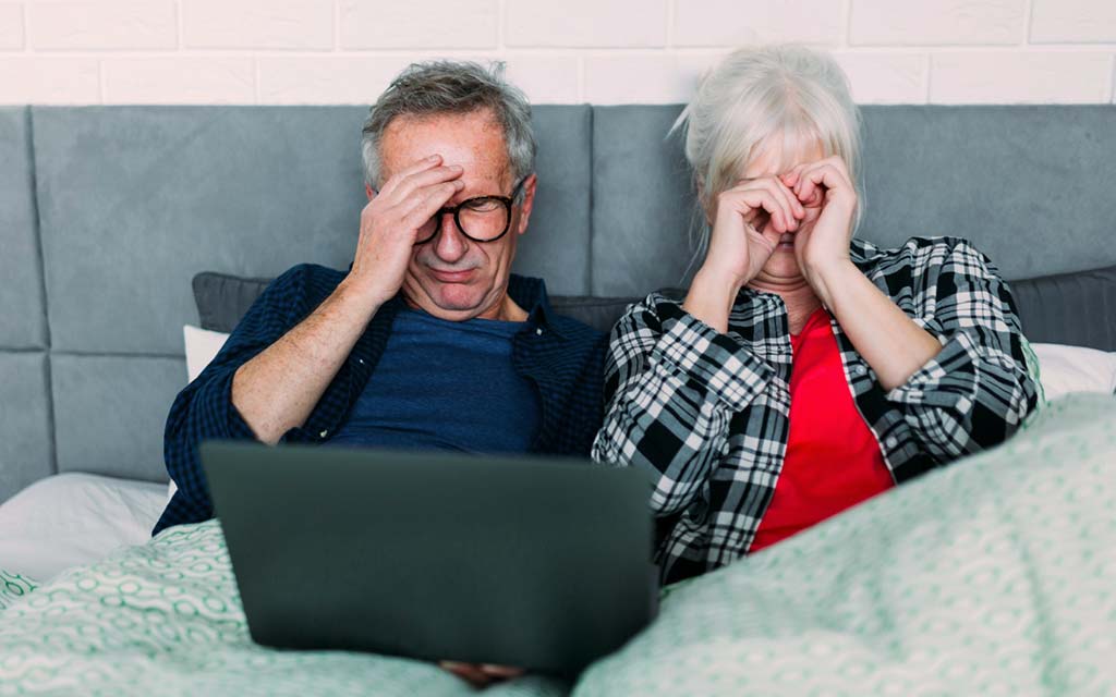 frustrated-couple-at-computer_1024