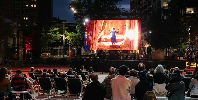 Feria FTA & Bosque – Festival TransAmériques (FTA)Du 29 au 31 mai 2026, l’esplanade Tranquille s’anime avec une fin de semaine festive organisée dans le cadre du 20ᵉ anniversaire du FTA : fêtes, ateliers de danse, heure du conte, projections de films et marché d’artisans sont au programme. Sur la place des Festivals, Bosque, œuvre de la chorégraphe Clarice Lima, compose une étrange forêt de jambes pointées vers le ciel avec une trentaine de Montréalais·e·s, transformant la ville en un tableau poétique et politique. 