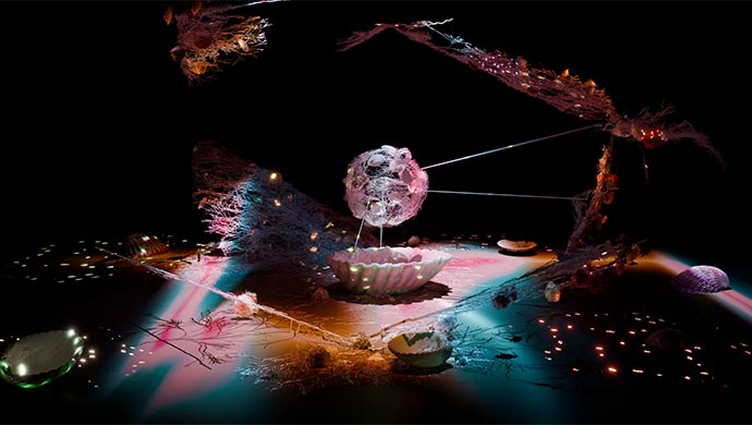 Inframondes & Cabaret Essence – OFFTADu 29 mai au 5 juin 2026, la place de la Paix accueille un diptyque signé OFFTA, réunissant Inframondes de Sabrina Ratté et Cabaret Essence d’Athena Lucie Assamba. Cette proposition immersive croise les arts technologiques et la participation du public dans un environnement à la fois sensoriel et expérimental.