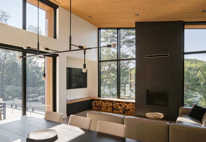 Situé à Saint-Hippolyte, au cœur d’un paysage naturel marqué par la forte pente du terrain et la beauté du lac Fournelle, L’Intervalle est un projet architectural résidentiel qui fait dialoguer subtilement nature et construction. Penchant pour une esthétique contemporaine, ce chalet conçu par l’atelier BOOM-TOWN réinterprète la villégiature québécoise en harmonie avec son environnement, offrant une expérience unique d’habitat où chaque espace invite à la contemplation et à la sérénité.