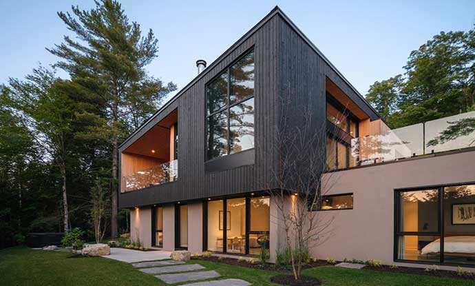 Situé à Saint-Hippolyte, au cœur d’un paysage naturel marqué par la forte pente du terrain et la beauté du lac Fournelle, L’Intervalle est un projet architectural résidentiel qui fait dialoguer subtilement nature et construction. Penchant pour une esthétique contemporaine, ce chalet conçu par l’atelier BOOM-TOWN réinterprète la villégiature québécoise en harmonie avec son environnement, offrant une expérience unique d’habitat où chaque espace invite à la contemplation et à la sérénité.