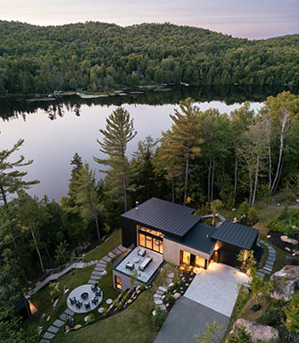 Situé à Saint-Hippolyte, au cœur d’un paysage naturel marqué par la forte pente du terrain et la beauté du lac Fournelle, L’Intervalle est un projet architectural résidentiel qui fait dialoguer subtilement nature et construction. Penchant pour une esthétique contemporaine, ce chalet conçu par l’atelier BOOM-TOWN réinterprète la villégiature québécoise en harmonie avec son environnement, offrant une expérience unique d’habitat où chaque espace invite à la contemplation et à la sérénité.