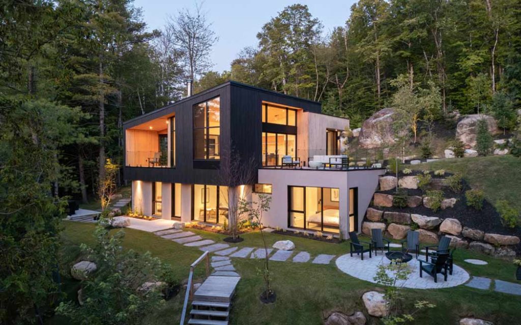 Situé à Saint-Hippolyte, au cœur d’un paysage naturel marqué par la forte pente du terrain et la beauté du lac Fournelle, L’Intervalle﻿ est un projet architectural résidentiel qui fait dialoguer subtilement nature et construction. Penchant pour une esthétique contemporaine, ce chalet conçu par l’atelier BOOM-TOWN réinterprète la villégiature québécoise en harmonie avec son environnement, offrant une expérience unique d’habitat où chaque espace invite à la contemplation et à la sérénité.