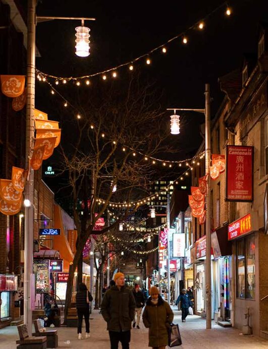 Les dragons à la poursuite de la Lune - Une œuvre de Karen Tam dans le Quartier Chinois de Montréal