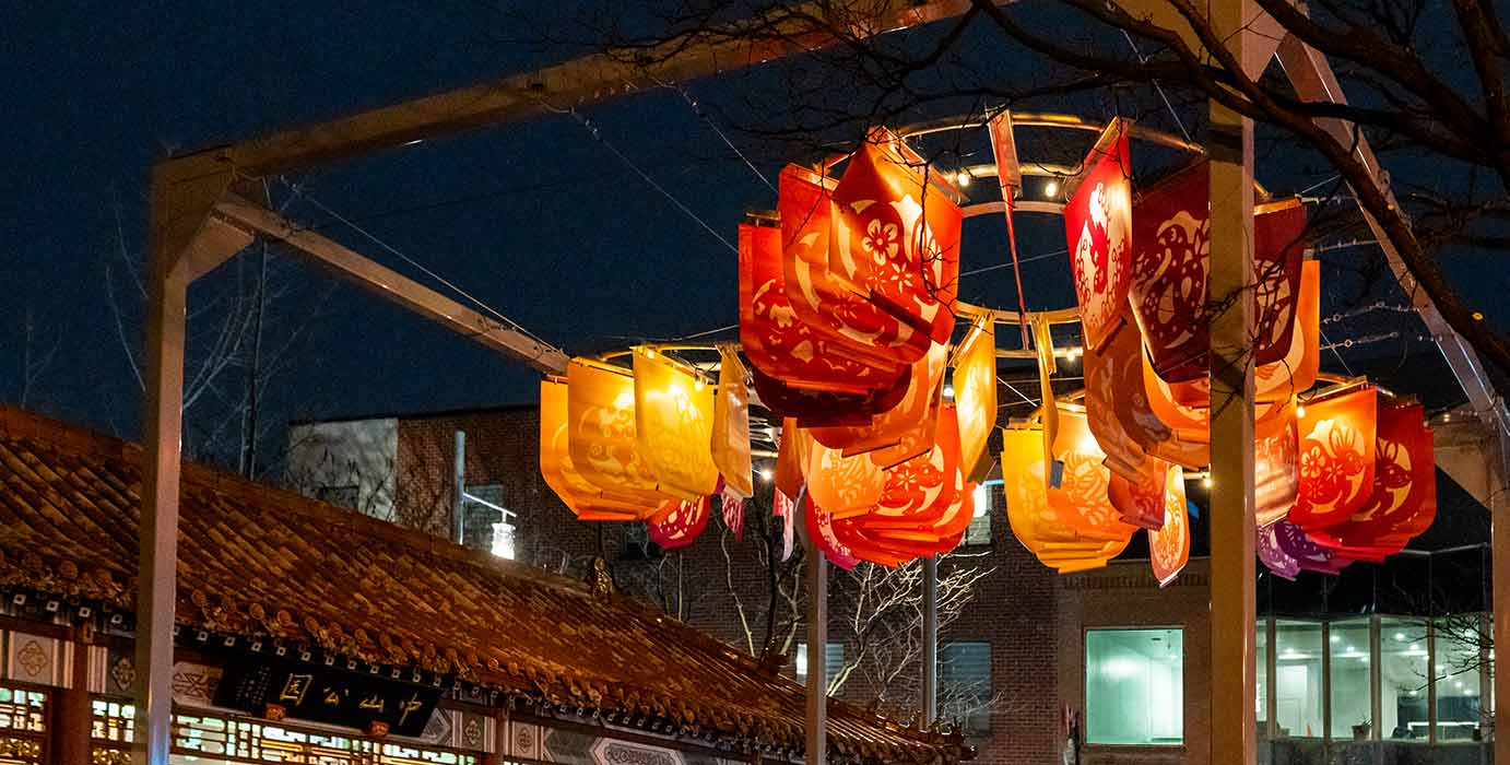 Les dragons à la poursuite de la Lune - Une œuvre de Karen Tam dans le Quartier Chinois de Montréal