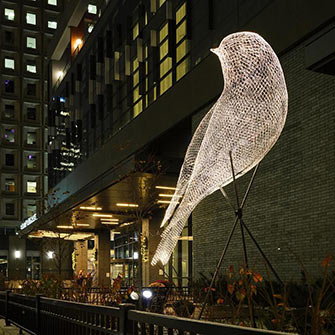 Jusqu’au 8 mars 2026, ce parcours lumineux transforme le Quartier des spectacles et le centre-ville en véritable musée à ciel ouvert