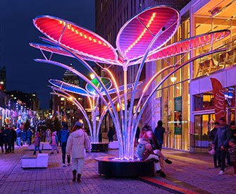 Jusqu’au 8 mars 2026, ce parcours lumineux transforme le Quartier des spectacles et le centre-ville en véritable musée à ciel ouvert