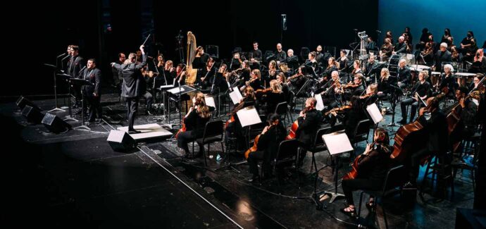L'Orchestre et le Chœur (85 musiciens et choristes) d Lyrico dirigés par Francis Choinière, directeur musical du FILMharmonique.