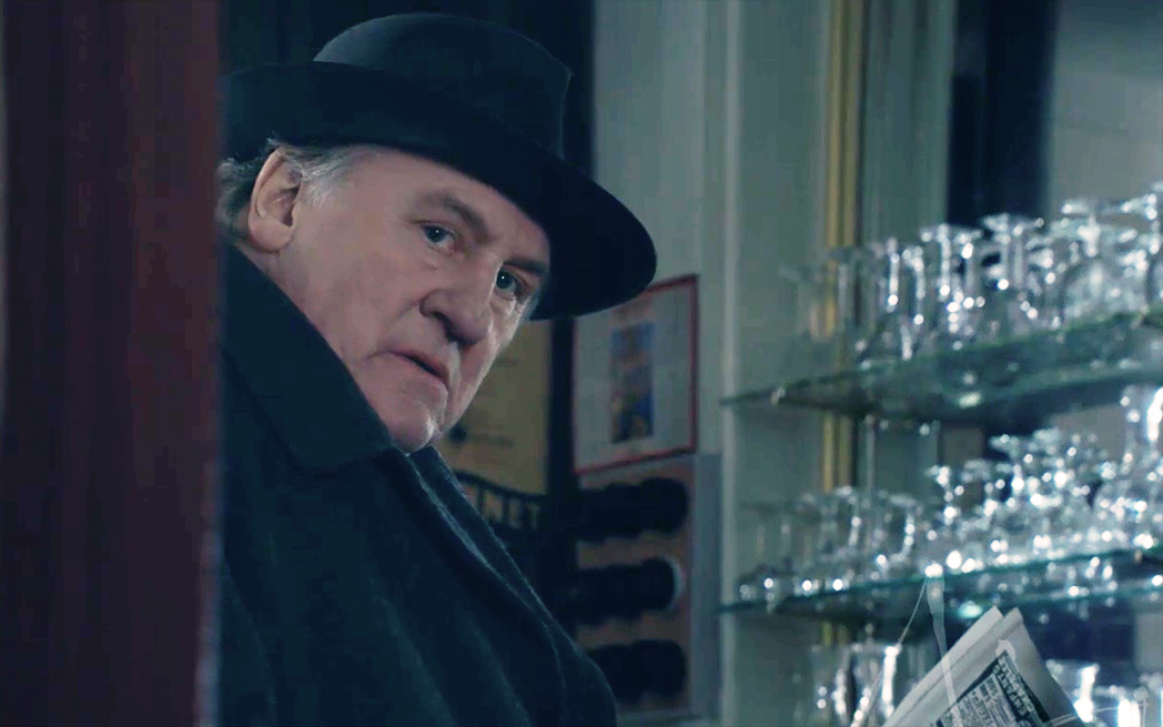 Le dernier film de Patrice Leconte, Maigret et la jeune morte, sort sur nos écrans cette semaine. Mettant en vedette un pachydermique Gérard Depardieu dans le rôle du commissaire Jules Maigret, Jade Labeste incarnant Betty, Mélanie Bernier incarnant Jeanine, Pierre Moure dans le rôle de Laurent et Aurore Clément dans le rôle de la mère de ce dernier, l’histoire se déroule à Paris dans les années cinquante.