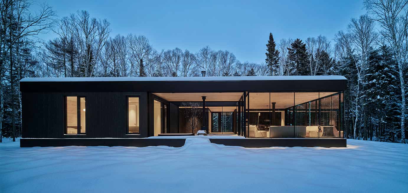 La nature au cœur de la Maison du Pommier - Une résidence en verre minimaliste et moderne - Saint-Donat-de-Montcalm, Canada