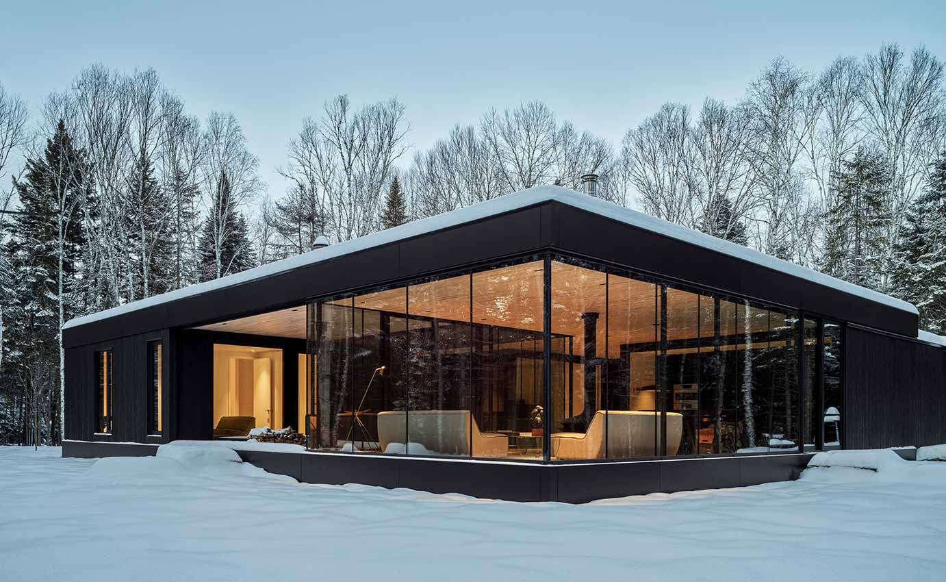 La nature au cœur de la Maison du Pommier - Une résidence en verre minimaliste et moderne - Saint-Donat-de-Montcalm, Canada