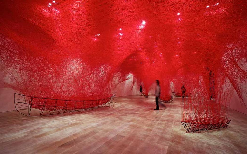 Vue de l'œuvre de Chiharu Shiota Voyage incertain (2016/2019) dans l'exposition Shiota Chiharu: The Soul Trembles, Mori Art Museum, Tokyo, 2019. Photo Sunhi Mang, avec l'aimable autorisation du Mori Art Museum, Tokyo