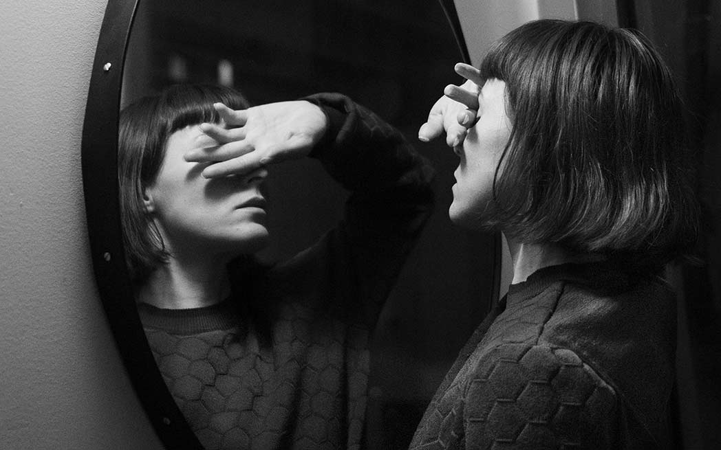 older-woman-at-mirror_1048