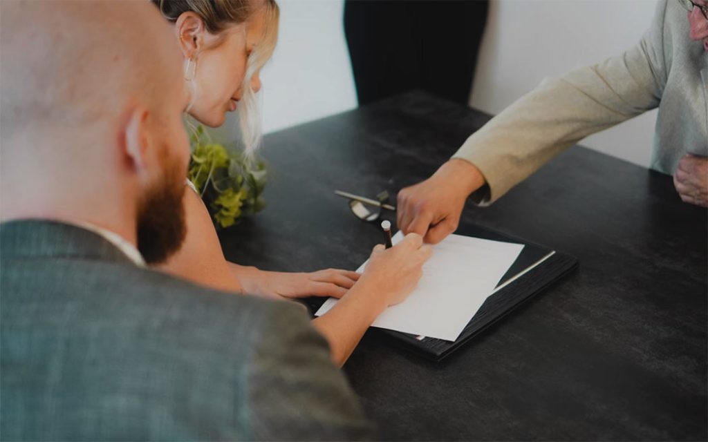 Signing of prenuptial agreement - photo: Annika Wischnewsky