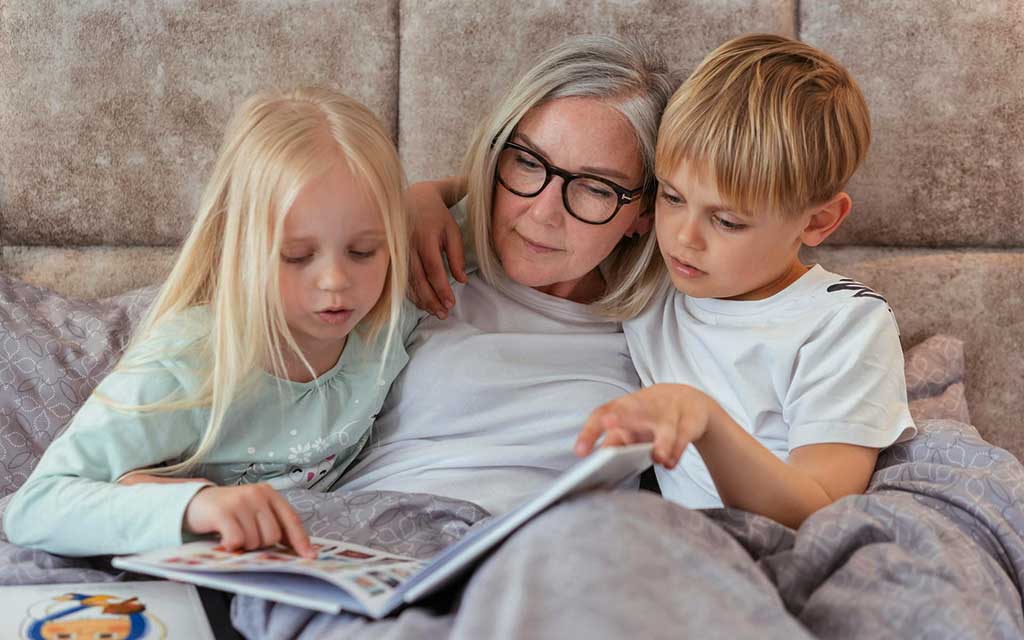 reading-with-granma–mikhail-nilov–pexels_1024