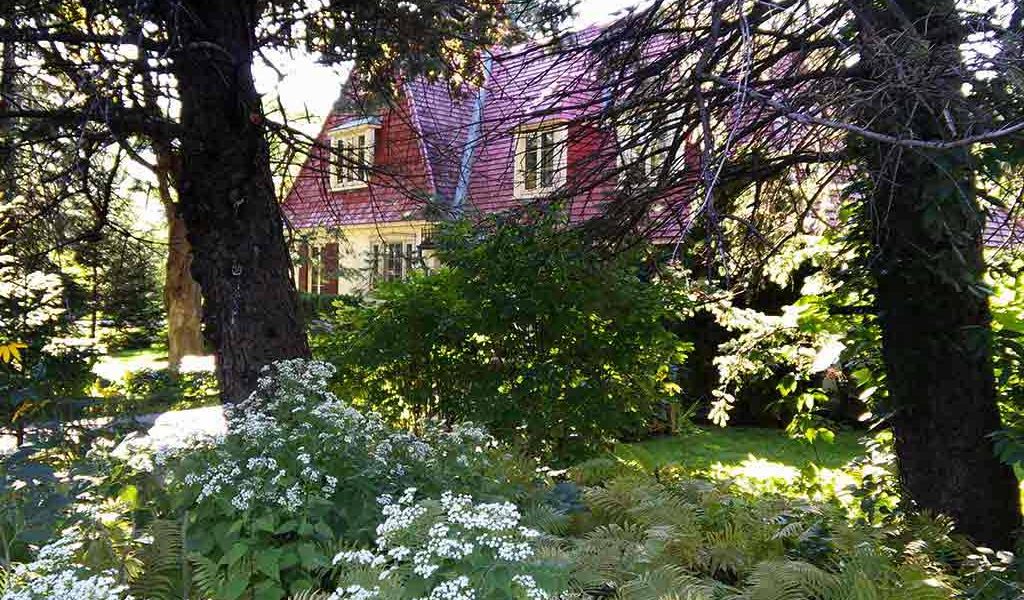 Surrey Gardens, Westmount QC - photo: Andrew Burlone – WestmountMag.ca