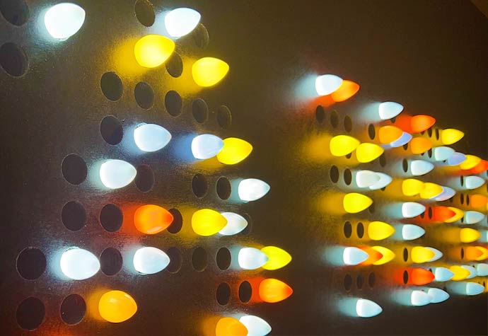 l’Encan du Théâtre à l’eau froide, une levée de fonds ludique où les spectateurs peuvent miser sur des œuvres, des expériences et des objets offerts par des artistes complices. Ensuite, la campagne de soutien : « Dites ta yeule! à l’obscurité », où chaque don de 20 $ se transforme en une ampoule ajoutée à une installation lumineuse dans le hall du Théâtre de Quat’Sous.