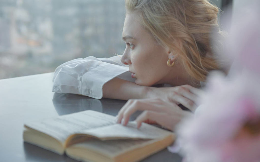 woman-with-poetry-book_1024